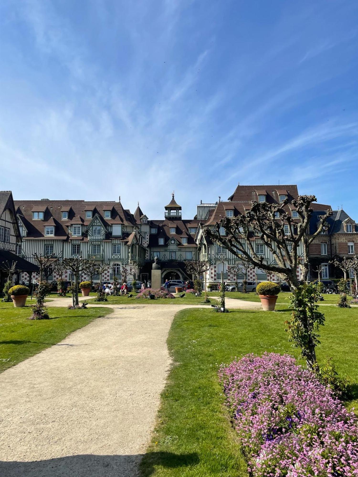 Le Pullman Lägenhet Deauville Exteriör bild